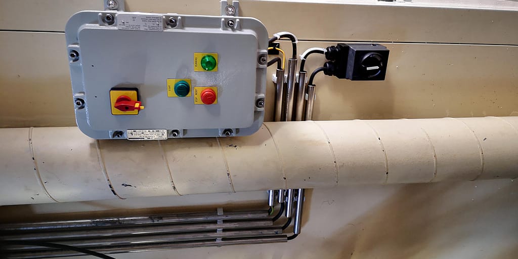 Coffret de commande pour ventilation de plafond soufflant en environnement industriel