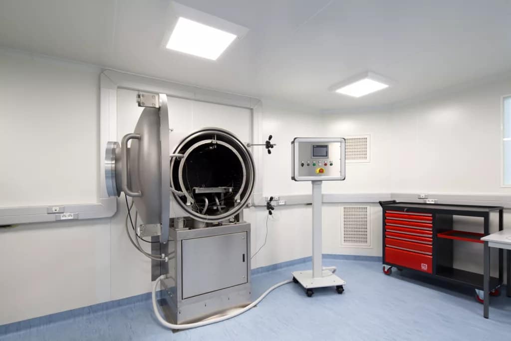 cuve à vide spatiale dans salle blanche spatiale classe 10 000
