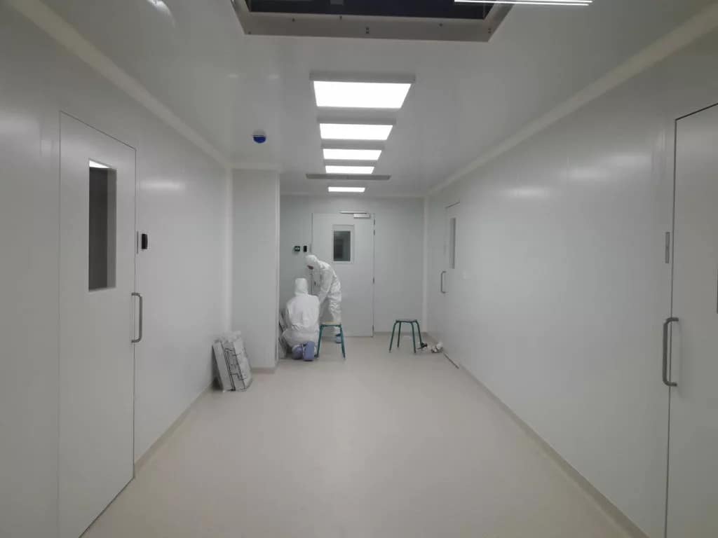 changement des filtres dans une salle blanche