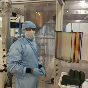 opérateur en tayvek pour l'industrie pharma en salle blanche