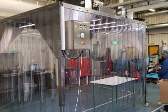 cabine à flux laminaire mobile avec rideaux souples