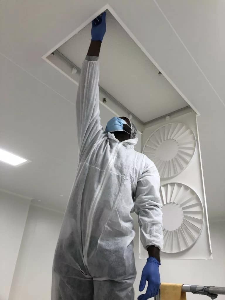 contrôle filtration dans une salle blanche par un opérateur