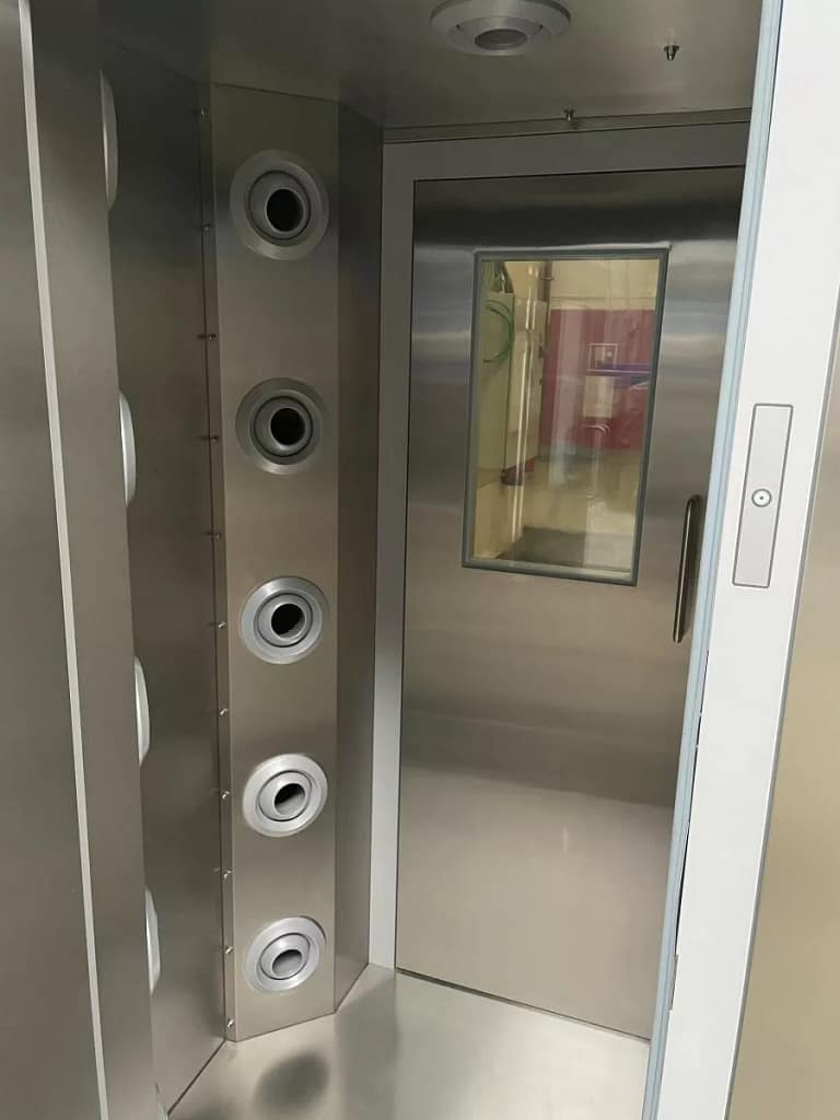 intérieur douche à air pour le personnel