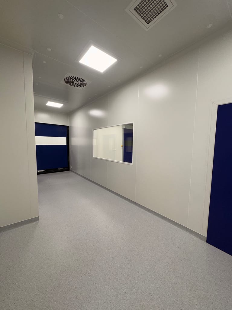 Couloir de circulation dans la zone de production de compléments alimentaires