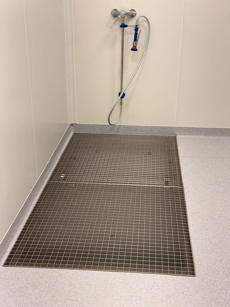 Zone d’évacuation avec caillebotis inox en laverie