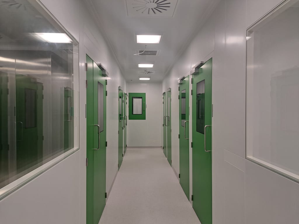 Salle blanche ISO 7 construite par OplusR avec filtration HEPA