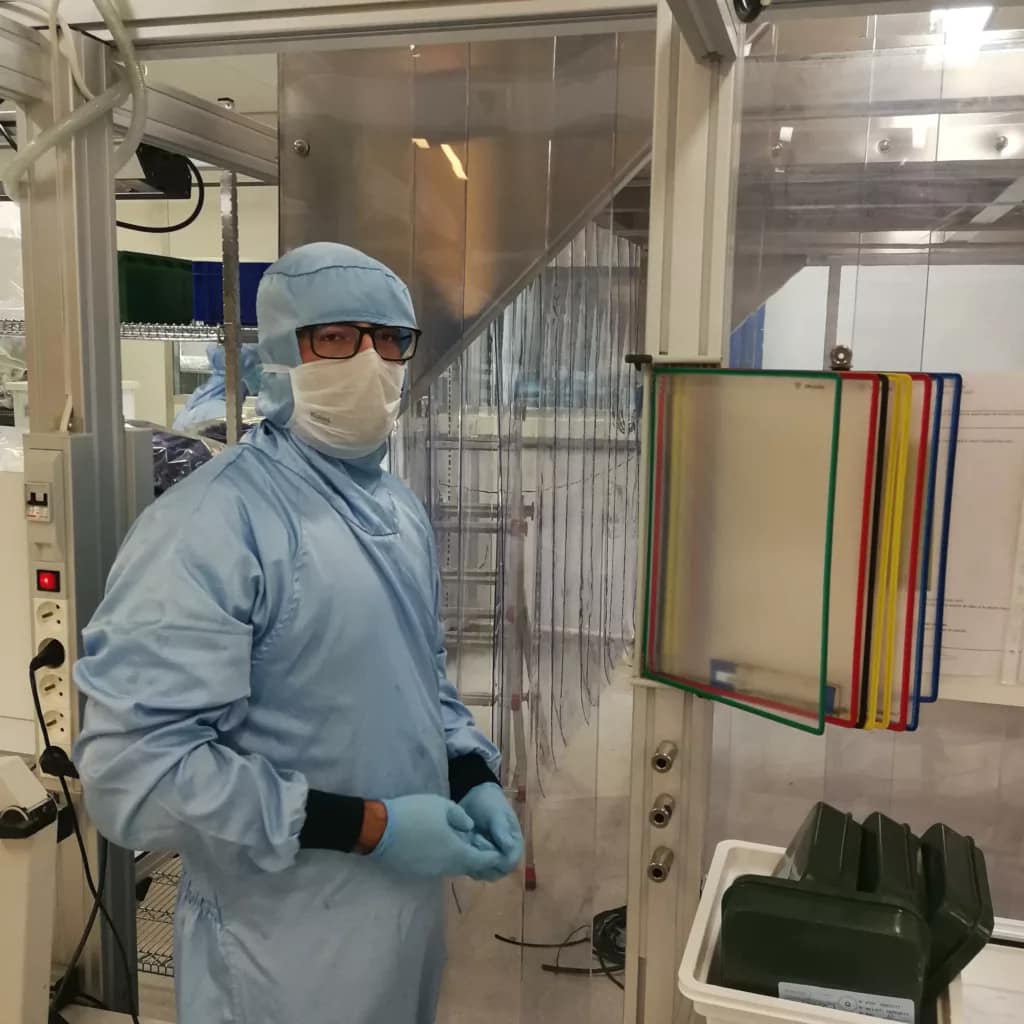 opérateur en tayvek pour l'industrie pharma en salle blanche