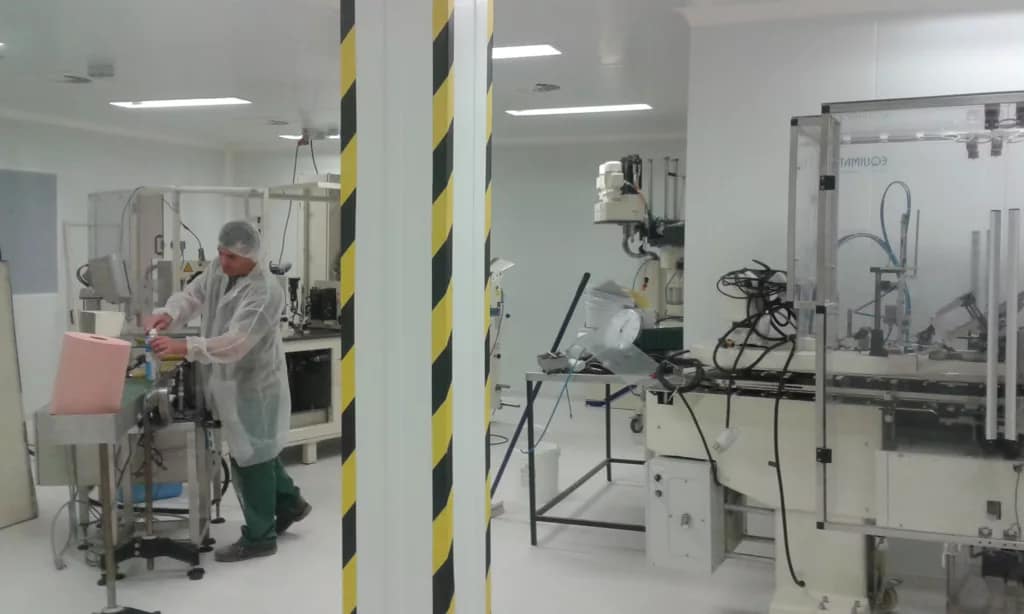 travail en salle blanche cosmétique