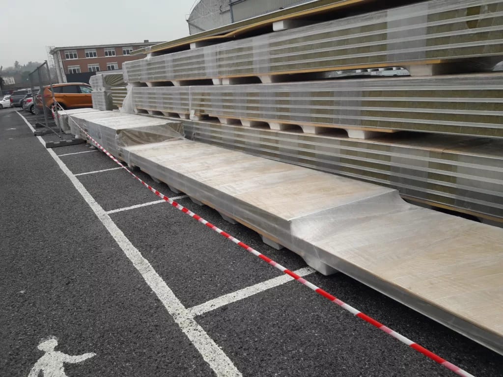 panneaux sandwich stockés dans le Nord de la FRANCE